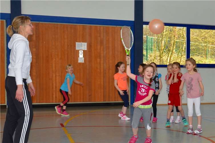 Der etwas andere Tennisball - der Luftballon - war gar nicht so leicht zu kontrollieren.