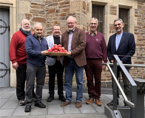 Der evangelische Männerkreis hat während des Gottesdienstes einen virtuellen Apfelbaum wachsen lassen.  Foto: Petra Peters