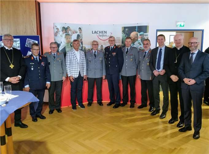 Der evangelische Militärbischof Dr. Felmberg (li.), neben Staatssekretär a.D. Dr. Tauber (re.) der katholische Militärbischof Dr. Overbeck, Prof. Sensburg, Generaloberstabsarzt Dr. Baumgärtner und Weitere. Foto: Lachen Helfen e.V.