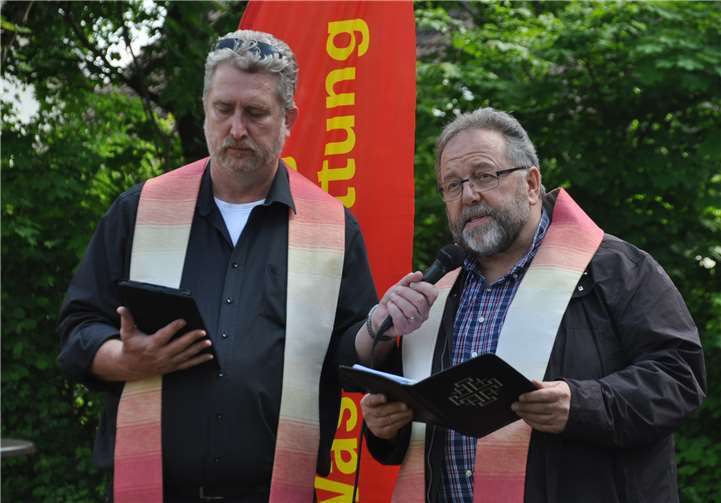 Der evangelische Pfarrer (links) und katholischePfarrer (rechts) von Vallendar segneten das neue Fahrzeug.