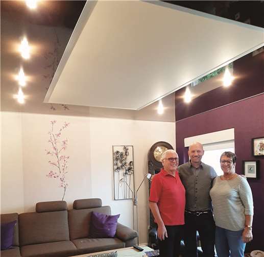 Der fachkundige Deckenspezialit Roland Kaltz ist inzwischen bei den Eheleuten Pflug in Obermendig ein gern gesehener Gast. Fotos: FRE