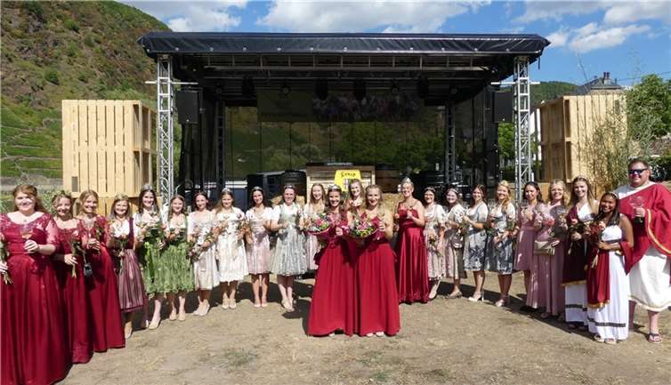 Der farbenfrohe Empfangsreigen regionaler Weinmajestäten war auch beim diesjährigen Weinfest einer der Höhepunkte. Fotos: TE