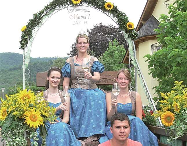 Der farbenfrohe Festumzug mit den Poltersdorfer Weinmajestäten war derHöhepunkt des diesjährigen Weinfestes.