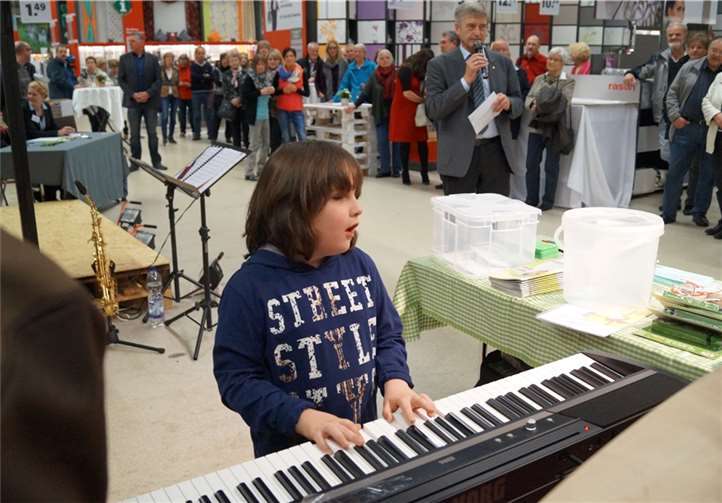 Der fast blinde Noah John aus Leienkaul begeisterte auf dem Keyboard.