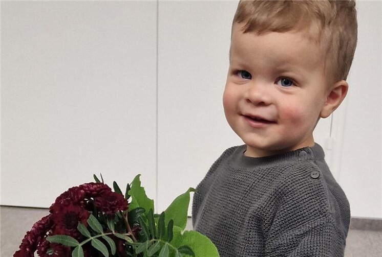 Der fast zweijährige Enkel Lucas brachte seiner geliebten Oma Sigrid einen hübschen Blumenstrauß zur dienstlichen Verabschiedung bei der Verbandsgemeinde Vordereifel mit.