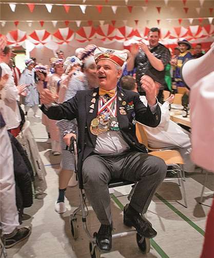 Der „faulste Bürgermeister Deutschlands“ ließ sich von sechs klapprigen Seniorinnen auf dem Gepäckträger eines Tornados in den Saal schieben.