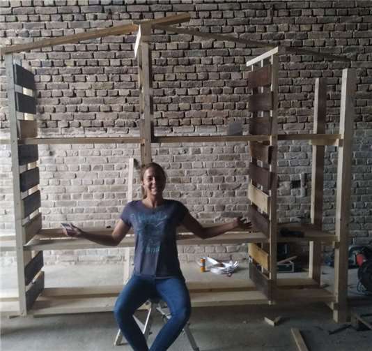 Der fertige Rohbau des Bienen-Hochhauses, präsentiert von Magdalena Hoffmann vom Bauteam.