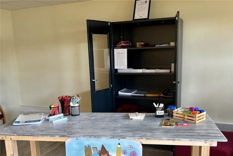 Der fertige Schrank findet nun als Verkaufsschrank in der Bibliothek der Realschule plus Cochem Verwendung und dient zur Lagerung und zum Verkauf von Schulmaterialien.