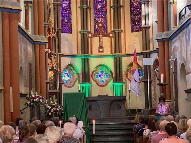 Der festlich geschmückte Altarraum bot den passenden Rahmen für den Gottesdienst.  Foto: kfd Linz