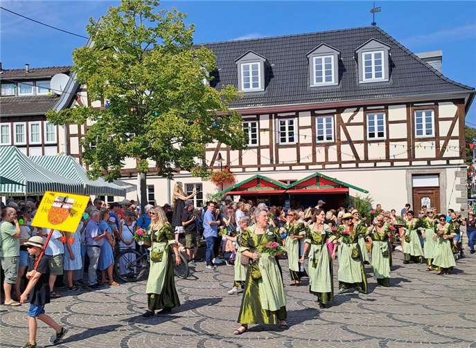 Der festliche Umzug zieht am Sonntag, 7. September durch die Altstadt von Unkel. 