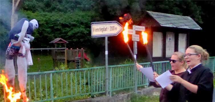Der feurige Abschied des Kirmesmanns wird von Trauergesängen und der Hoffnung auf erneute Feiergelegenheiten begleitet.  PRESS