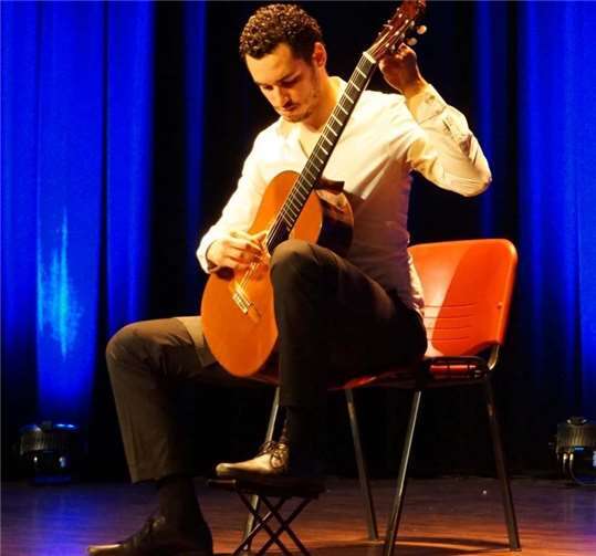 Der französische Gitarrist Cyprien N´tsai.privat