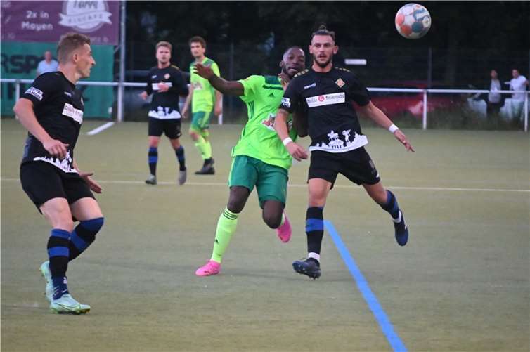 Der französische Neuzugang Brice Braquin stand gegen die TuS Koblenz (links Michael Stahl, rechts Daniel von der Bracke) gleich in der Startformation und rackerte komplette 120 Minuten. Fotos: SK
