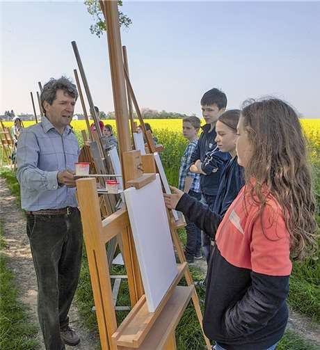 Der freischaffende Künstler Michael Franke machte im Rahmen des Projektes „KinderKunstKinder“ ein Dutzend Kinder und Jugendliche mit den Geheimnissen der Malerei vertraut. VJ