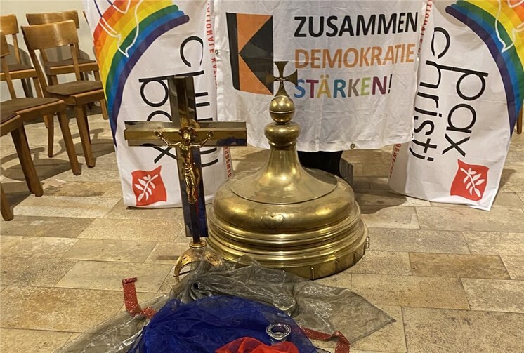 Der „friedlich“ geschmückte Chorraum in der Pfarrkirche St. Martin beim Friedensgebet.Foto: Th. Schneider