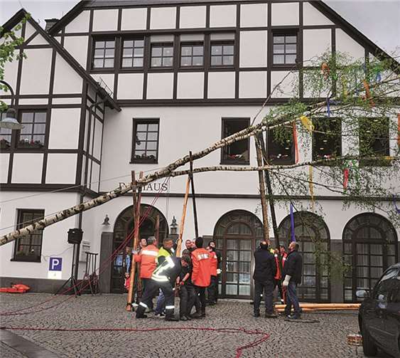 Der frisch aufgestellte Maibaum stand an diesem Abend ganz im Mittelpunkt des Geschehens. RÜ