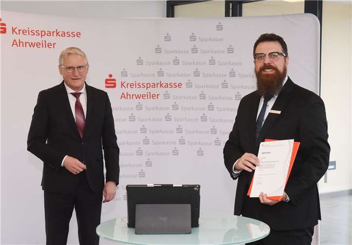 Michael Bick ist frisch gebackener „Chief Digital Officer“ Der frisch gebackene Chief Digital Officer Michael Bick (r.) mit dem KSK-Vorstandsvorsitzenden Dieter Zimmermann (l.). Foto: Martin Gausmann