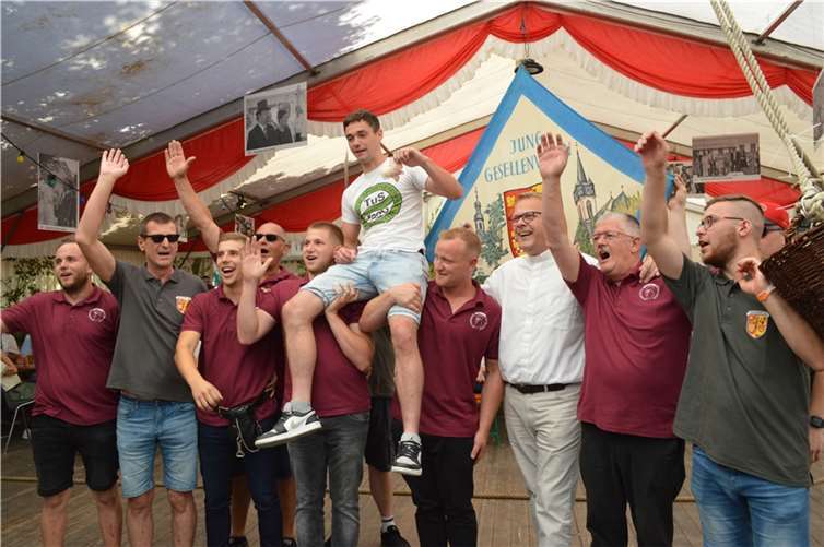 Der frisch gebackene Hahnkönig Tim Wiest auf den Schultern seiner Kameraden wurde mächtig gefeiert.  Fotos: AB