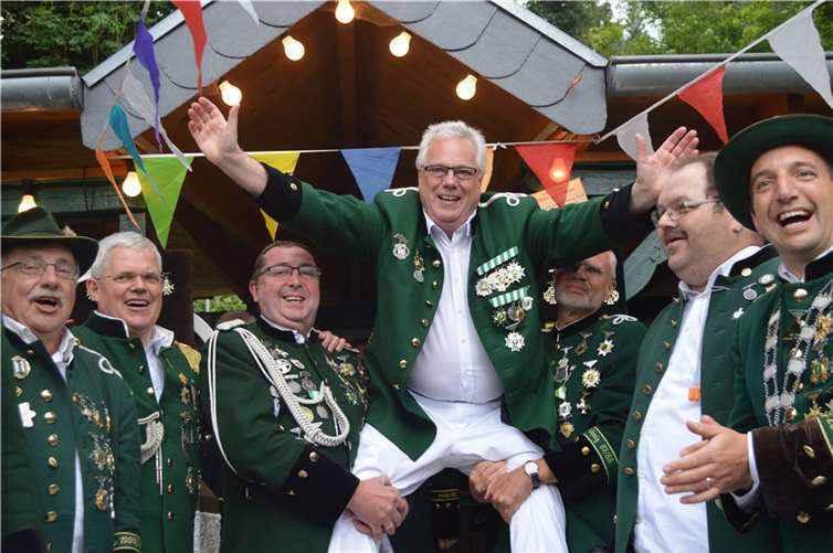 Böller verkündeten den neuen Remagener Schützenkönig Horst Brück Der frisch gebackene Schützenkönig Horst Brück auf den Schultern seiner Kameraden.