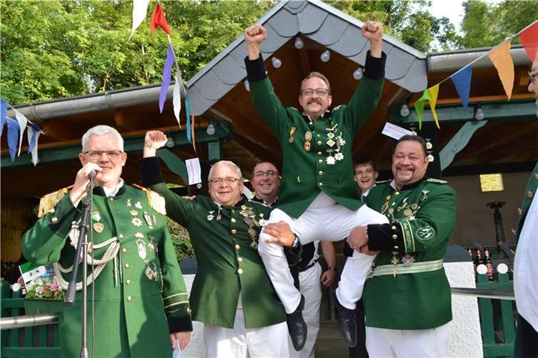 Der frisch gebackene Schützenkönig Michael Buchholz auf den Schultern seiner Kameraden Heinz Dieter Lohmer und Kenny Heydecke mit Präsident Wolfgang Strang. Fotos: AB