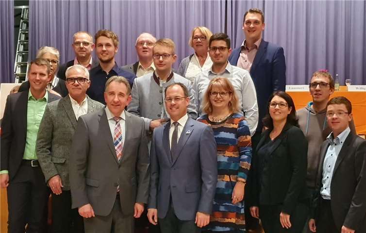 Der frisch gewählte Kreisvorstand der CDU-Rhein-Lahn um den alten und neuen Vorsitzenden Matthias Lammert (1. Reihe links) nimmt die Arbeit auf.Foto: privat