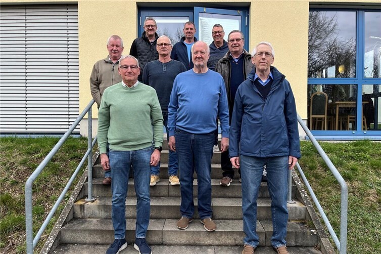 Der frisch gewählte Vorstand der Kameradschaft; (jeweils von links nach rechts) in der vorderen Reihe: Rainer Streit, Werner Wulff (1. Vorsitzender), Hartmut Nagel; mittlere Reihe: Ulrich Bickel, L.J. Schmitz, Karl-Arnold Schulze; hintere Reihe: Bernhard Klapperich, Gerd Sikorski, Detlef Haar.