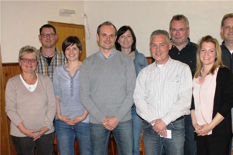 Der frisch gewählte Vorstand um den neuen ersten Vorsitzenden Klaus Krämer (Mitte vorne) und den neuen zweiten Vorsitzenden Marc Göttlicher (links von Krämer). AB