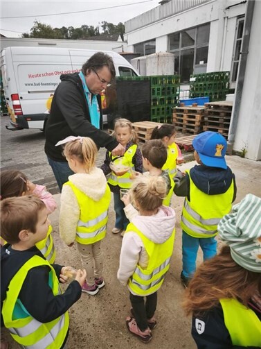 Der frisch gewonnene Apfelsaft wurde direkt probiert.
