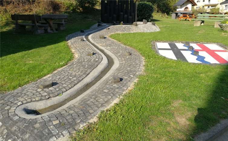 Der frisch renovierte Dorfbrunnen.