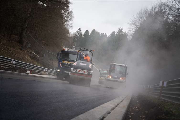 Der frische Asphalt dampft und wird durch die Walzen in Form gebracht. Auch wenn die Strecke in der Fuchsröhre neu aufgebaut wurde: die einzigartige Charakteristik der Nordschleife und der Streckenverlauf bleiben erhalten.  Foto: Nürburgring