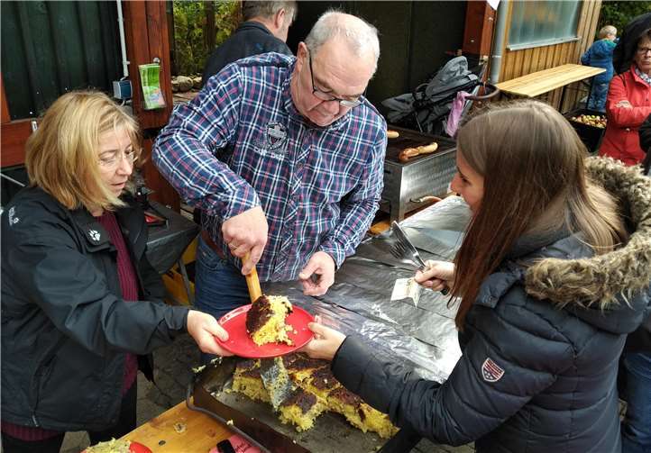 Der frische Döppekuchen aus dem Backes von Thomas Höller war auch dieses Jahr wieder der Renner unter den vielen Speisen auf dem Brückrachdorfer Apfel- und Weinfest. Die Hungrigen standen in Schlange an, um ein Stück davon zu ergattern. Fotos: -KER-