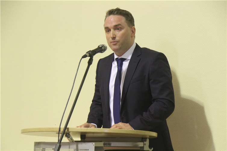 Der frischgebackene Bürgermeister Marcel Caspers bei seiner ersten Rede in der neuen Funktion.