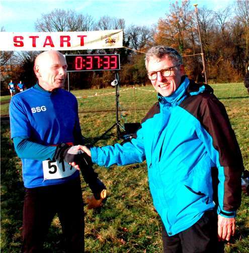 Der frühere Weltklasseläufer Detlev Uhlemann (r.) gratuliert dem Langstrecken-Sieger Thomas Schneider.  Foto: Rudolf Weichsel