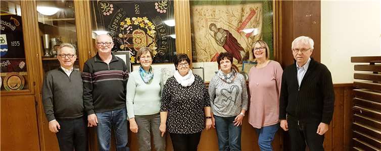 Der für zwei Jahre neu gewählte Vorstand der Cäcilia Oberfell: Von rechts nach links: Gottfried Thelen (stellv. Vorsitzender, Dirigent), Marlies Thelen (Beirätin), Beatrix Kwiatkowski (Beirätin), Hanne Rausch (Vorsitzende), Hildegunde Schäfer (Kassenwartin), Willi Becker (Beirat/Notenwart), Michael Thelen (Schriftführer).Privat