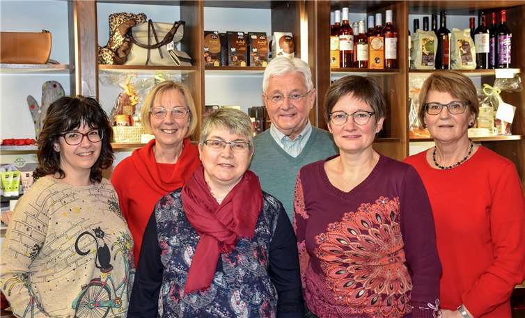 Der für zwei Jahre neu gewählte Vorstand des Vereins Eine-Welt Linz e.V.: Schatzmeisterin Jutta Dietrich (v.li.), Beisitzerin Jutta Demuth, Schriftführerin Luzia Kröll, Vorsitzender Hans-Joachim Schmitz, stell. Vorsitzende Annette Förster und Beisitzerin Gisela Bach. Foto: privat