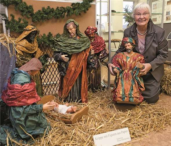 Der ganze Stolz des Heimat- und Verschönerungsvereins Niederbachem: die Krippe aus Papierfiguren aus dem Nachlass von Pfarrer Rolf Berchem, hier von Angela Thelen präsentiert.VJ