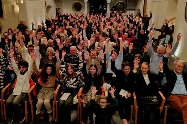 Der ganze, mit über 150 Personen voll besetzte Saal wurde einbezogen, als die Grundschulkinder energisch „We Will Rock You“ zum Besten gaben auf diversen Formen von Trommeln und Schlaginstrumenten. Foto: Stefan Andrae