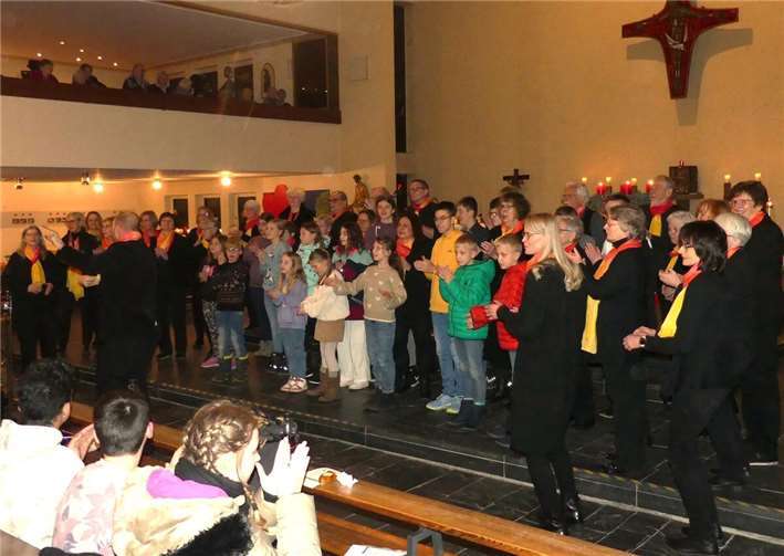 Der gastgebende Chor Gospel-Traces eröffneten das Konzert zusammen mit den Kinden der Grund- und Förderschule St. Martin. Fotos: TE