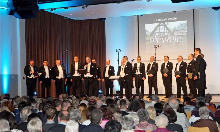Der gastgebende Chor „cannibale vocale“ begrüßte das Publikum im Bürgerhaus von Wirges.  MIH