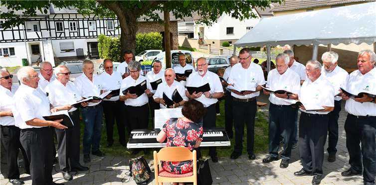 Der gastgebende Chor gestaltete trotz musikalischer Gäste an beiden Tagen selbstverständlich das Programm mit. Fotos: RASCH