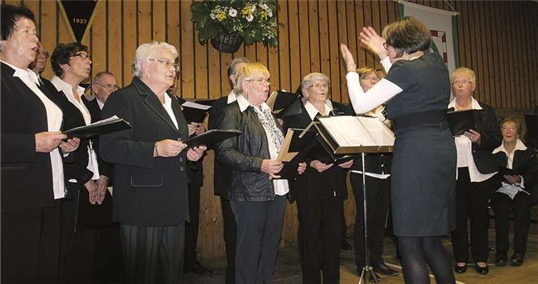 Der gastgebende Gesangverein Greimersburg bei seinem buchstäblich letzten Herbstkonzert in der Gemeindehalle unter Mitwirkung zahlreicher befreundeter Chöre aus dem gesamten Sängerkreis Cochem.Privat