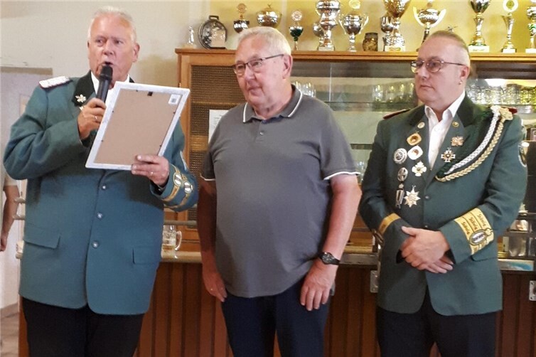 Der geehrte Ex-Bezirksschießmeister Roland Franzen (Mitte) mit Bezirksbundesmeister Eugen Schmitt (links) und Bezirkskassierer Frank Bersch (rechts). 