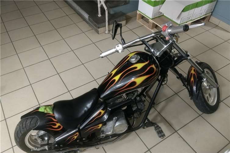 Der geflüchtete Kraftradfahrer ließ diesen Mini-Chopper am Straßenrand zurück.