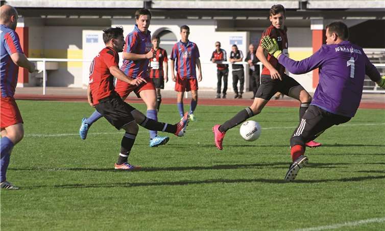 Der gegnerische Keeper hatt wenig Erfolg bei seinen Paraden. privat