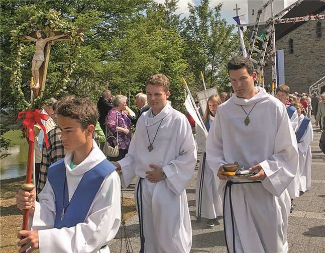Der gekreuzigte Gottessohn an der Spitze der Prozession wurde von den Messdienern geleitet.