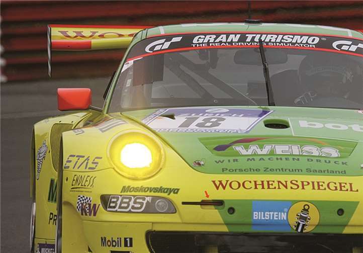 Der gelbgrüne Manthey Porsche mit der Nummer 18 gefahren von Luhr, Romain Dumas, Marc Lieb und Timo Bernhard.  DEB