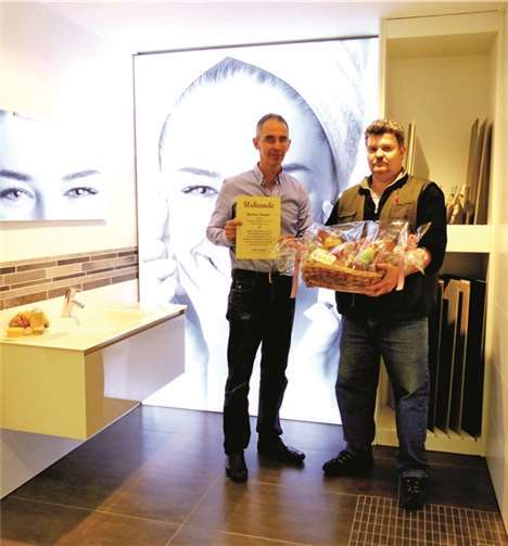 Der gelernte Zimmermann Andreas Bruder arbeitet bei Fliesen Dreimüller seit 20 Jahren als Lagerist. Dafür zeichnete ihn Volker Dreimüller mit einer Urkunde aus und überreichte ihm als Dank für die Treue einen Präsentkorb.WM