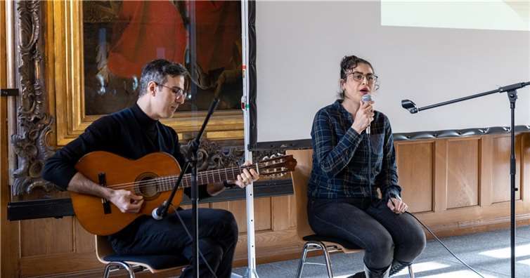 Der gelungene und kurzweilige Nachmittag wurde musikalisch begleitet von Bahareh Mousazadeh (Gesang) und Farid Eidipour (Gitarre) aus dem Iran.
