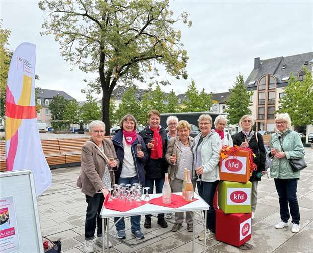Der gemeinsame Aktionstag der vier kfd-Gruppen von St. Matthias in Neuwied war ein voller Erfolg. Im Rahmen der bundesweiten Aktionswoche zum Thema „Mut“ fanden sich trotz Regens zahlreiche Frauen ein und zeigten sich überrascht vom Programm, das als „klein, aber fein“ einhellig gelobt wurde. Foto: privat