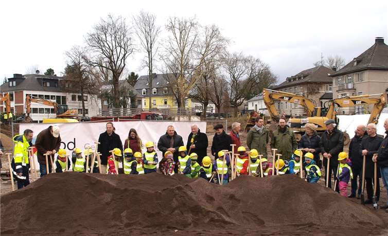 Der gemeinsame Spatenstich von Vertretern der Stadt und der Bauherren sowie den Kindern der örtlichen Tagesstätte „Schmetterlingsgarten“ hat durchaus Symbolcharakter, schließlich entsteht die Bebauung des Abschnitts „Piazza“ um eine zentrale Grünfläche herum, die einmal die Bewohner zum gemeinsamen Verweilen einladen soll.  US